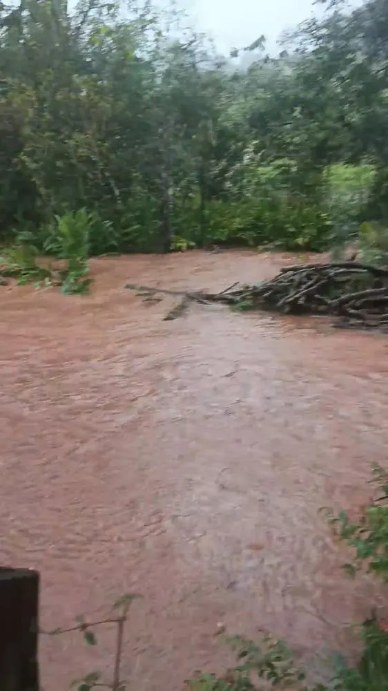Chuva deixa ilhadas três famílias em Linha Mânica, interior de Redentora; veja vídeo