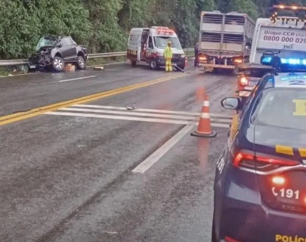 Colisão entre caminhonete e ônibus deixa dois mortos na BR-386