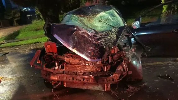 Motorista fica ferido após carro atingir árvore e capotar em Passo Fundo - RD Foco