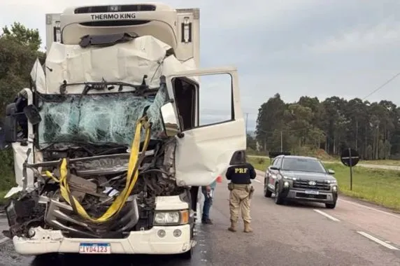Acidente entre dois caminhões deixa motorista ferido na BR-116, em São Lourenço do Sul - RD Foco