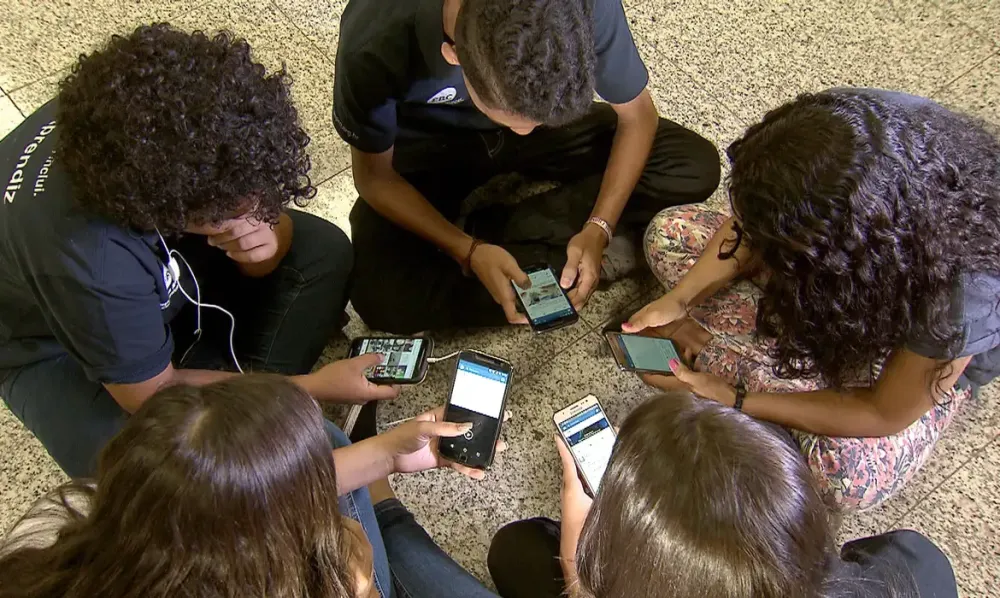 Pesquisa mostra que 82% são contra crianças de até 3 anos com celular - RD Foco