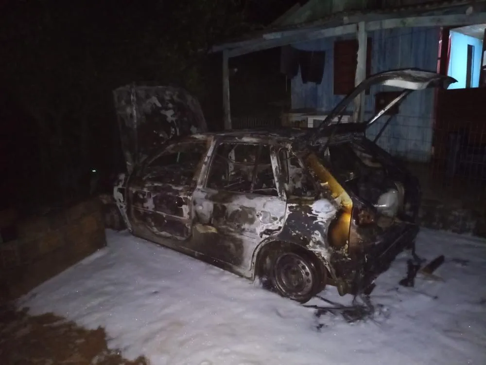 Incêndio destrói veículo no interior de Jaboticaba - RD Foco
