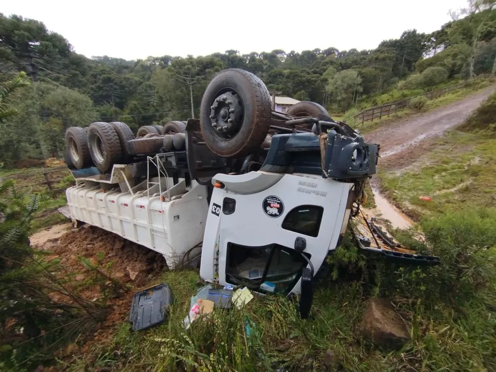 Passageiro morre após caminhão capotar no interior de São Joaquim - RD Foco