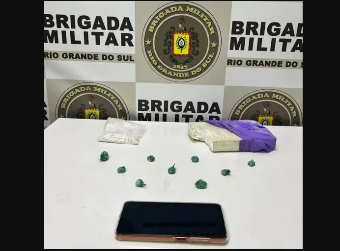 Brigada Militar prende homem por tráfico de drogas e apreende cerca de 1 kg de cocaína em Serafina Corrêa