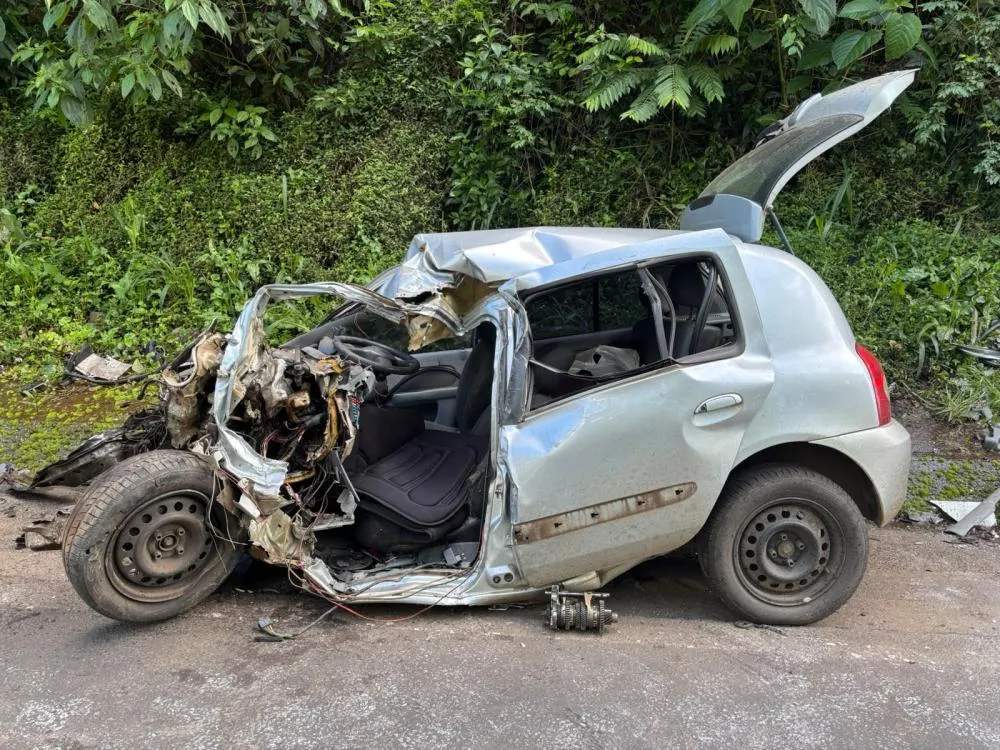 Jovem de 26 anos morre após colisão frontal entre carro e caminhão na manha deste sábado em Coronel Freitas (Fotos: PMRv)