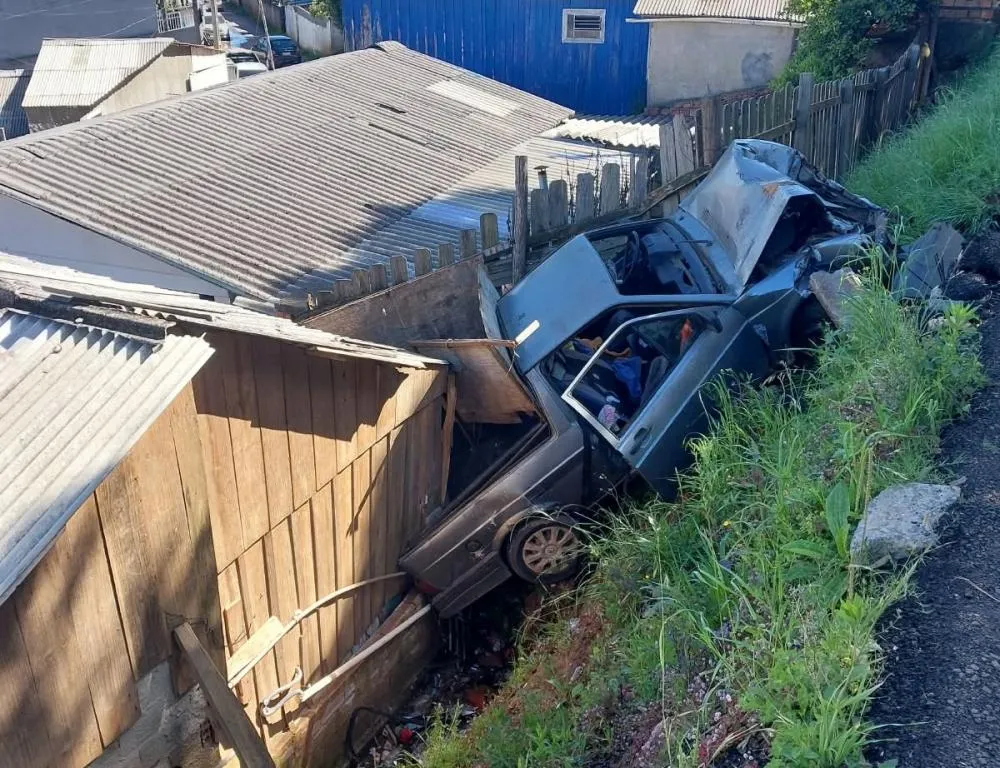 Carro cai em ribanceira e atinge residência após colisão frontal em Lages - RD Foco