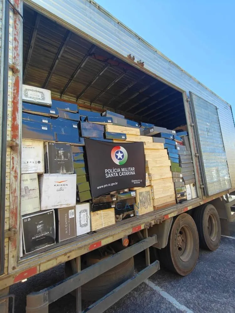 Polícia apreende cerca de 9 mil garrafas de vinho argentino e galões de azeite proibido na BR 153 - RD Foco