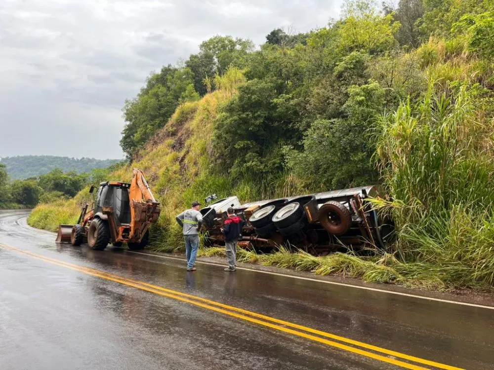 Caminhão sai da pista e tomba em trecho da RSC-472, entre Três Passos e Tenente Portela - RD Foco