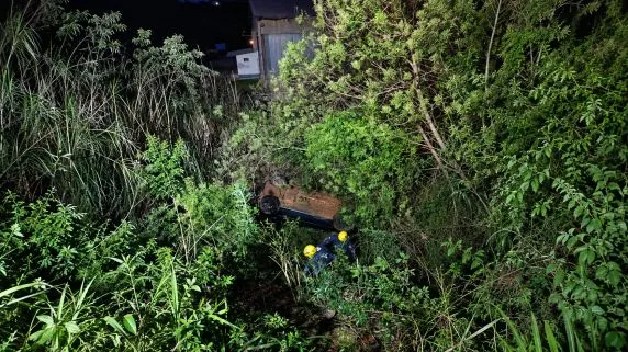 Motorista fica ferida após carro sair da pista e cair em ribanceira na BR-472 em Santo Cristo