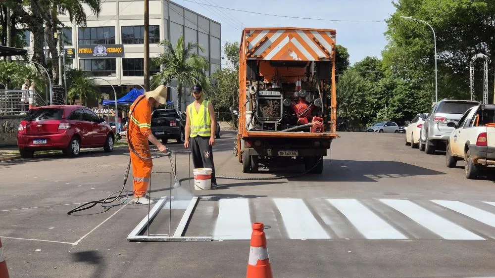 Vias recapeadas recebem sinalização no Centro de Tenente Portela - RD Foco